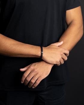 Einzelnes schwarzes italienisches Nappalederarmband mit vollständig schwarzem Finish - Una Black